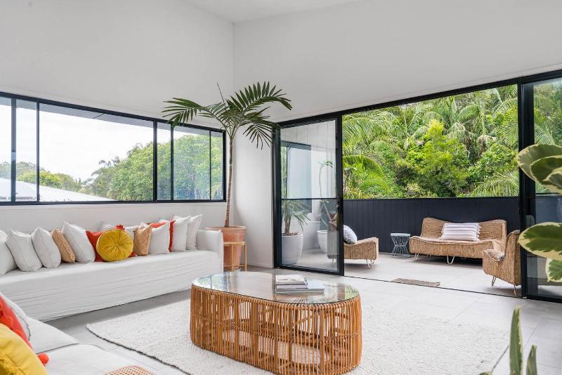 Melaleuca - luxury 4BR retreat with pool - image 12