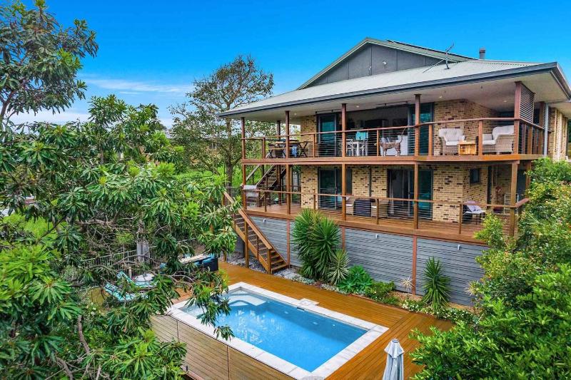 Mulivista - spacious home with ocean views & pool - image 1