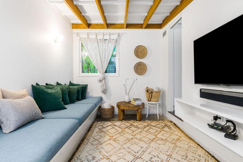 The Chalet - designer 3 BR retreat with pool - image 6