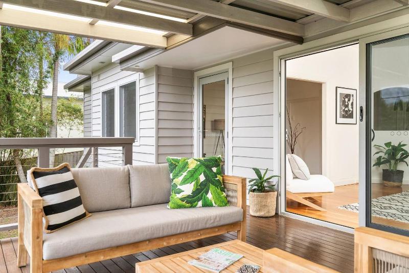 The White Rabbit - with studio & covered deck - image 13