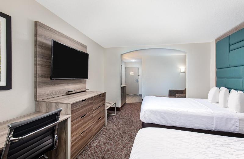 Executive Queen Room with Two Queen Beds and Sofa Bed - Non-Smoking image 4