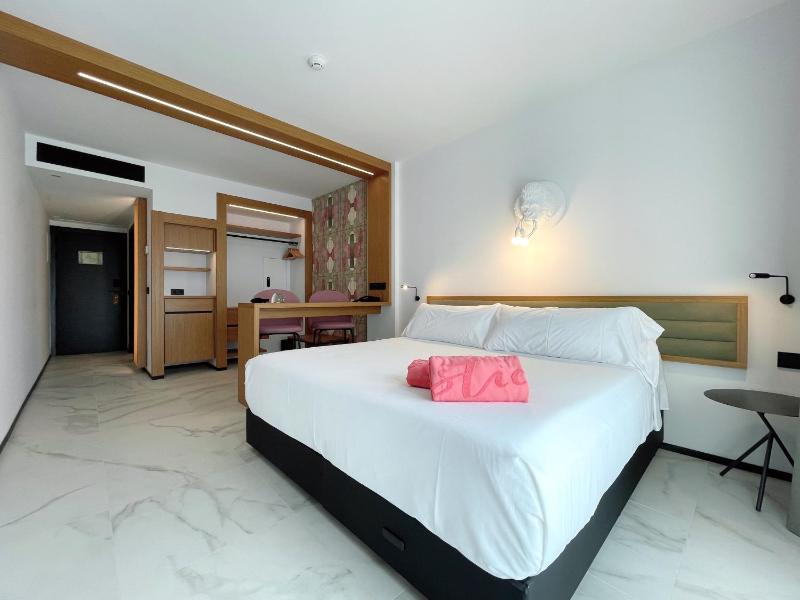 Double Room image 1