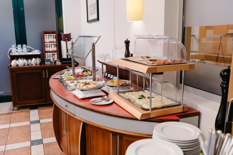 Classic Double Room image 4