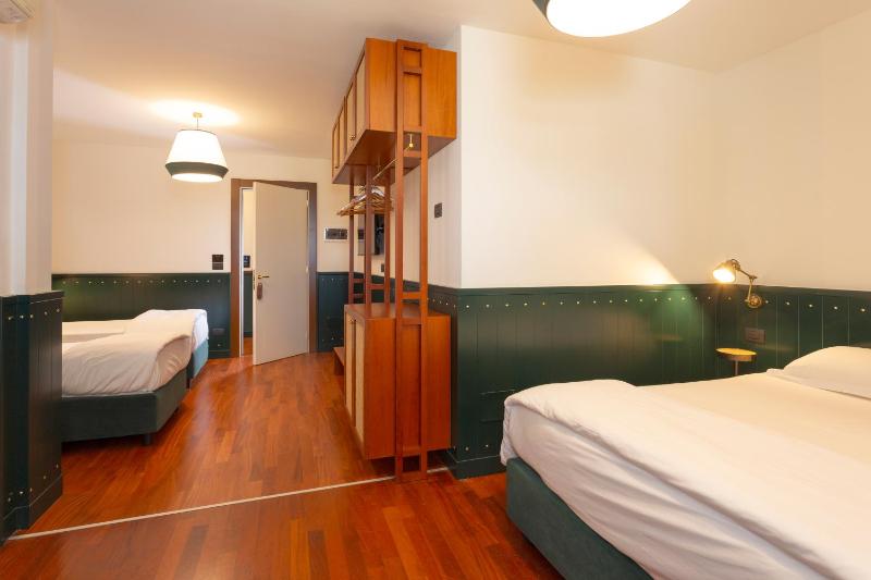 Quadruple Room image 4
