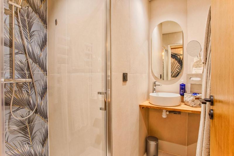 Single Room with Shower image 3