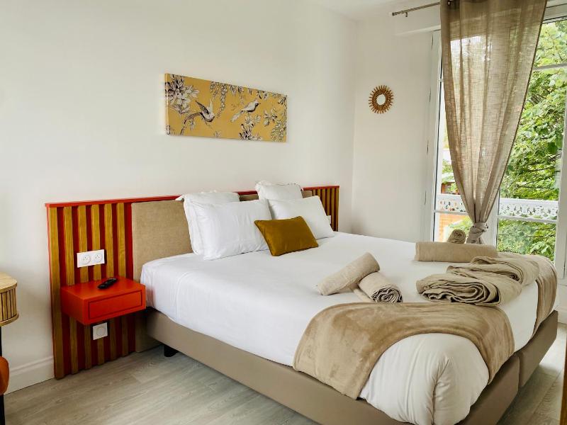 Large Double Room image 3