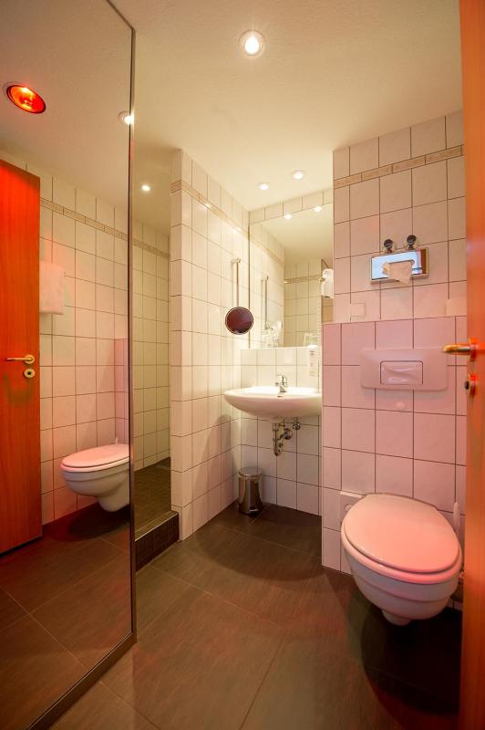 Standard Twin Room image 4