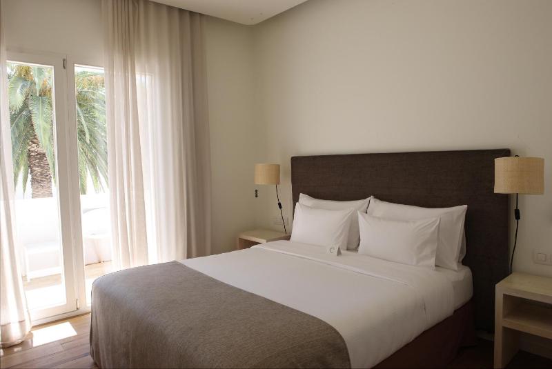 Double Room with Garden View and Balcony image 1