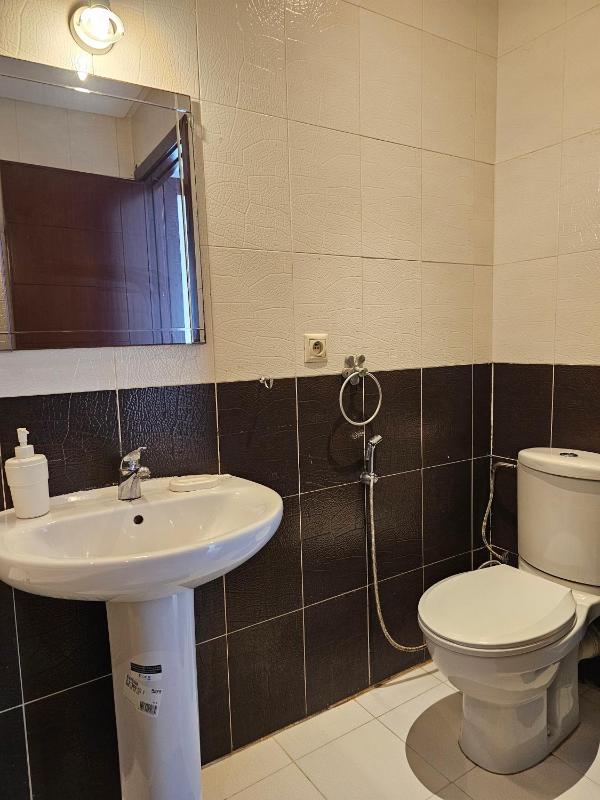 Cosy 2BR Free Parking AC & Fast WiFi Central Maarif - image 2