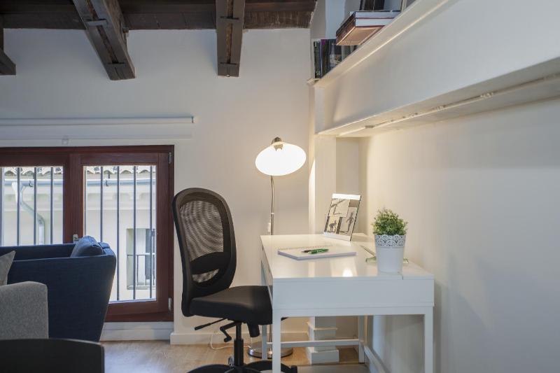 Deluxe One-Bedroom Apartment image 2