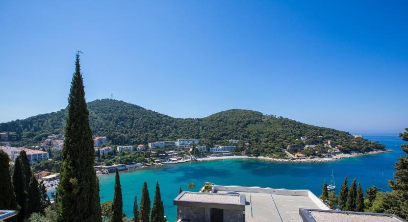 One-Bedroom Apartment with Sea View image 3