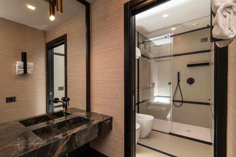 Executive Suite with Bathtub image 4