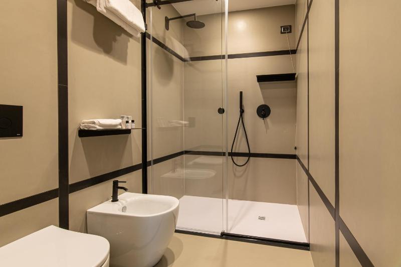 Executive Suite with Bathtub image 3