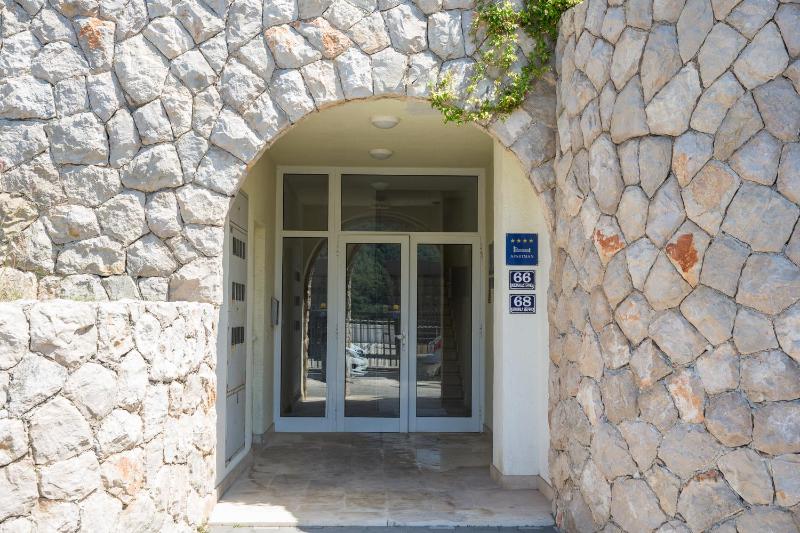 One-Bedroom Apartment with Sea View image 2