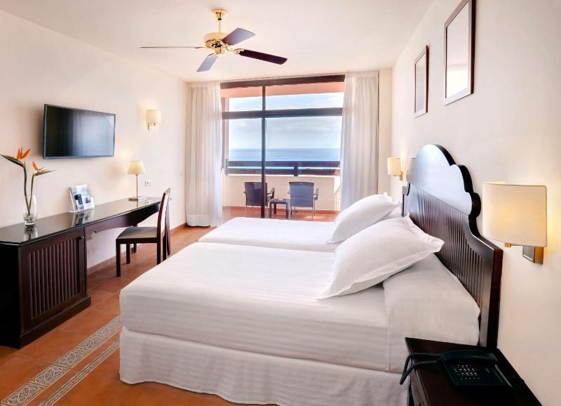 Double or Twin Room with Sea View (2 Adults + 1 Child) image 3