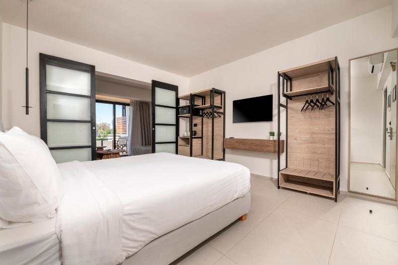 One-Bedroom Suite with Sea View image 3