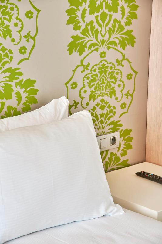 Twin Room image 3