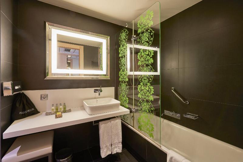Twin Room image 4