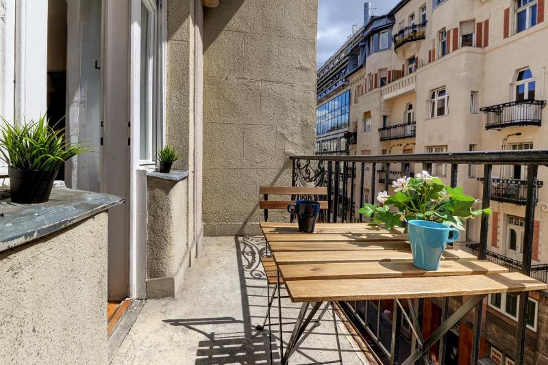 Akacfa 7 City Center Beautiful Apartment - image 16