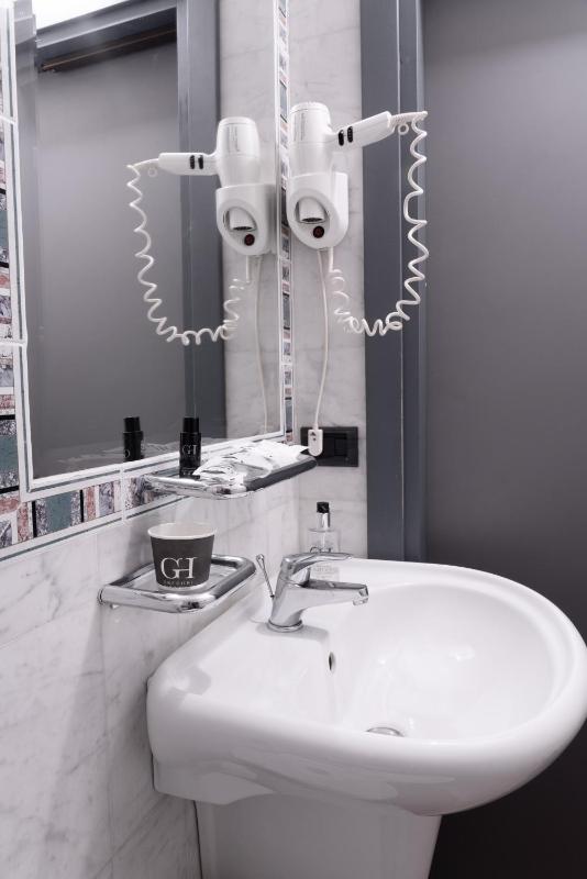 Small Double Room image 3