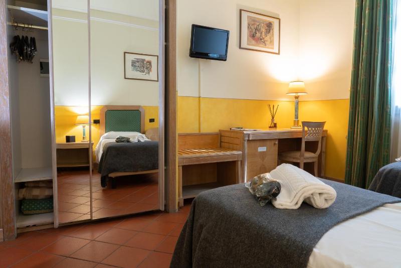 Classic Double or Twin Room image 4