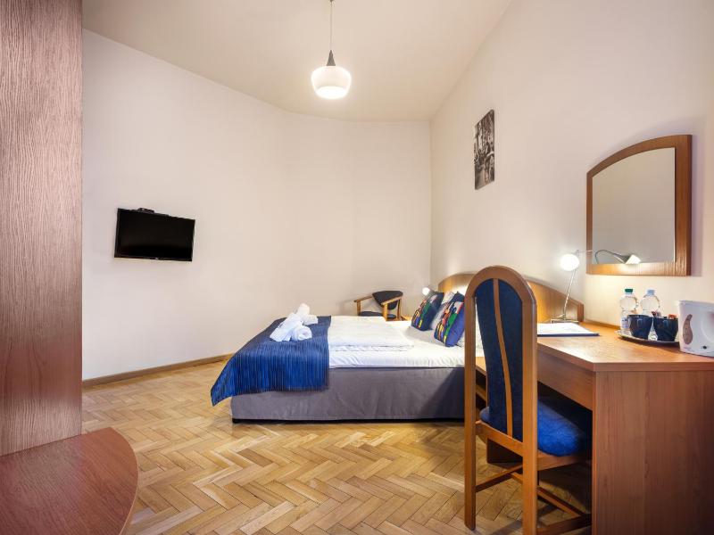Double Room image 4