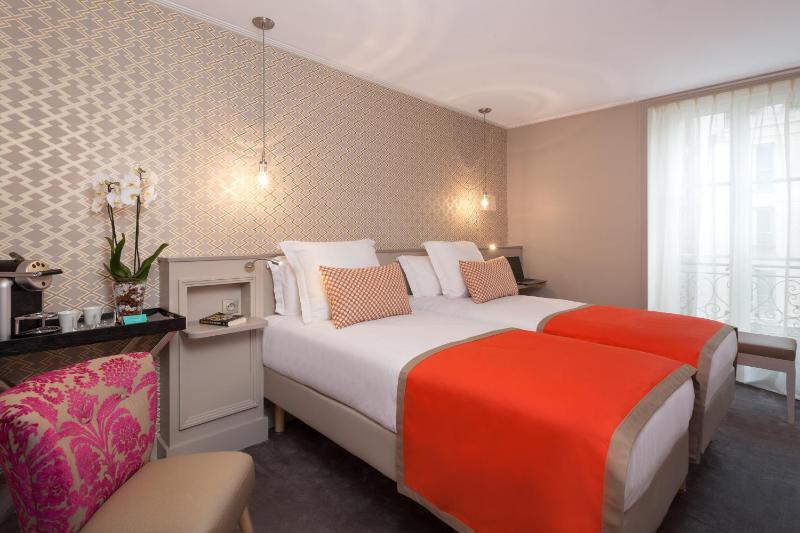 Deluxe Double or Twin Room image 3