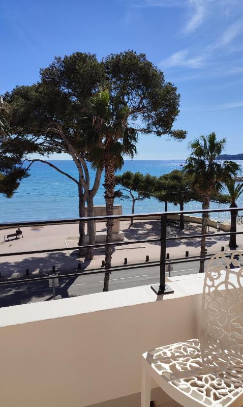 Double Room with Sea View image 4