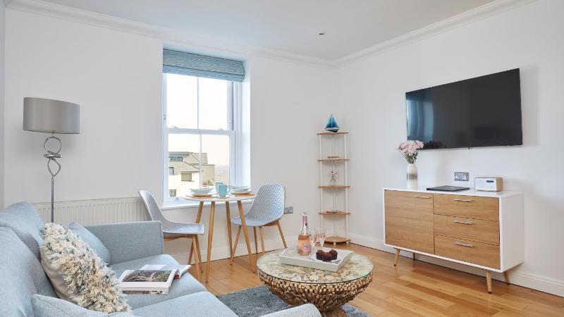 One Bedroom Apartment with Sea View image 1