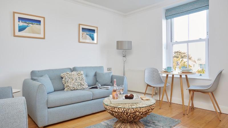 One Bedroom Apartment with Sea View image 3