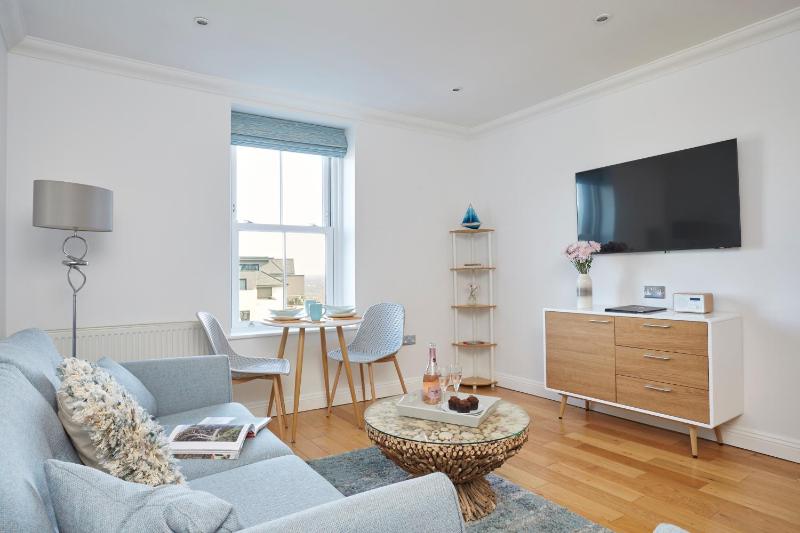 One Bedroom Apartment with Sea View image 2