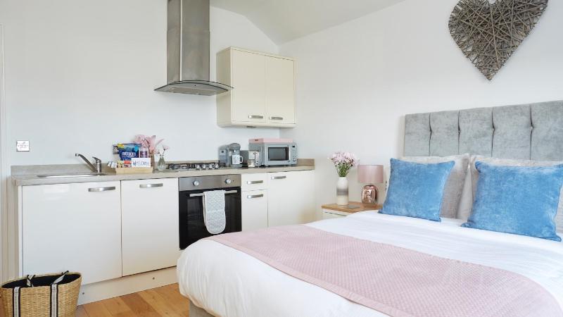 Studio Apartment with Sea View image 1