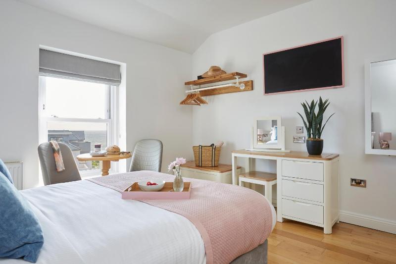 Studio Apartment with Sea View image 3