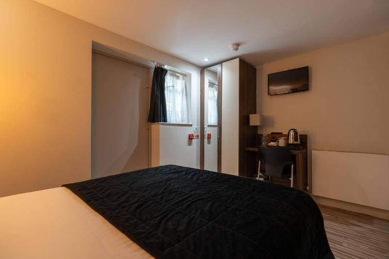 Classic Double Room image 4