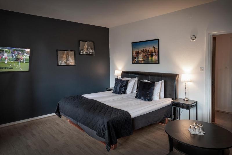 Family Room image 4