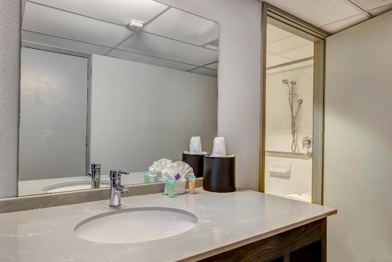 Queen Room with Two Queen Beds - Disability Access - Non-Smoking image 3