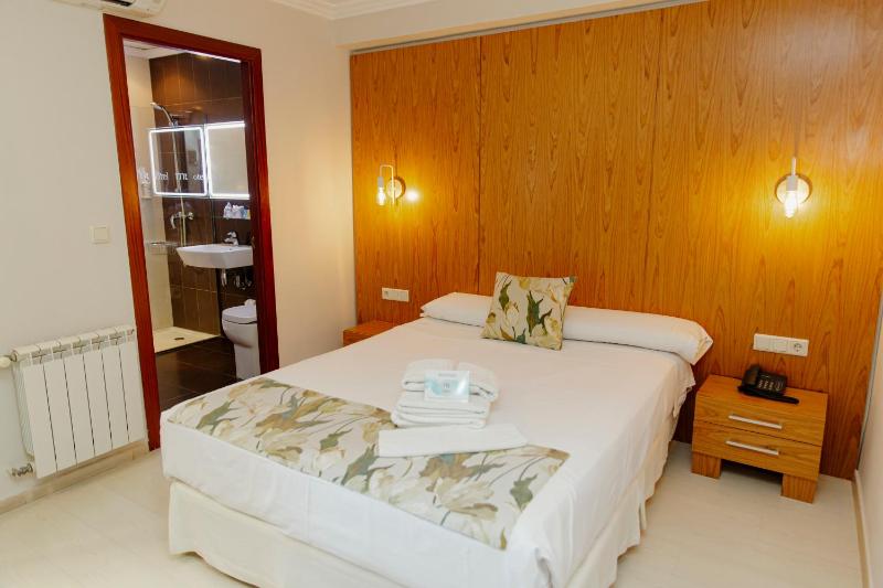 Double or Twin Room image 4