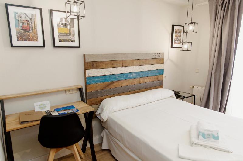 Single Room image 4