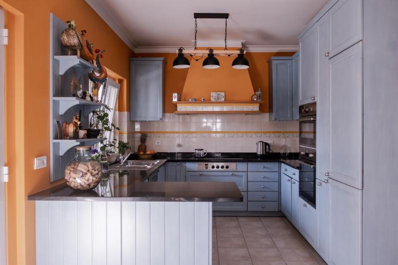 Six-Bedroom House image 4