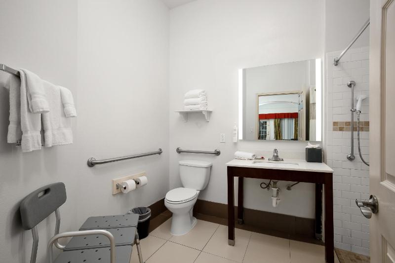 Queen Room - Disability Access image 2