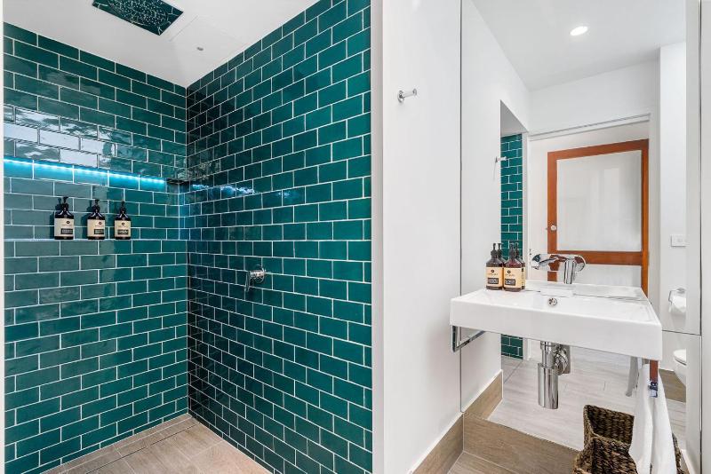 4 James Cook Apartments - renovated beachside pad - image 13