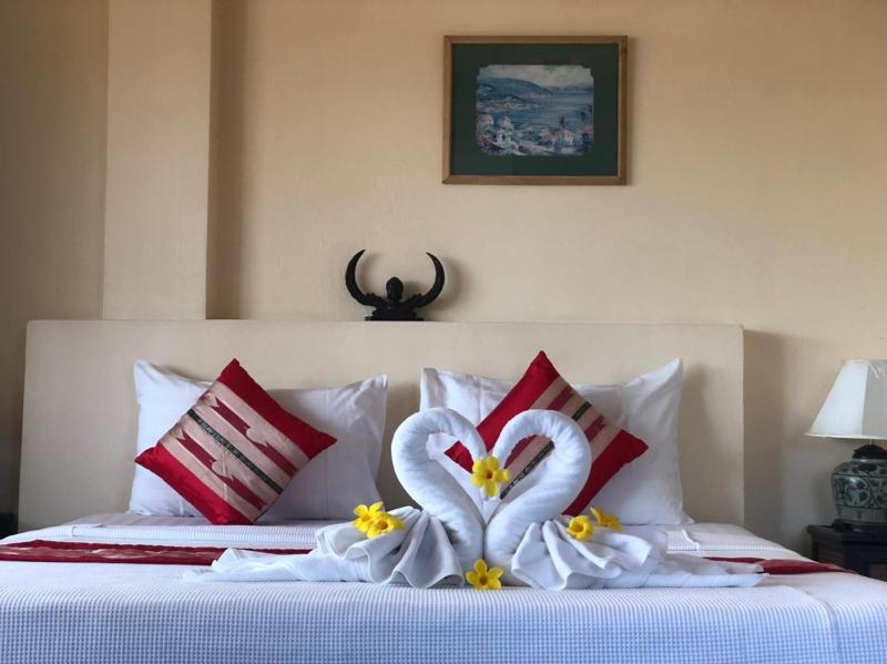 Chang Charlie Inn Boutique - image 4