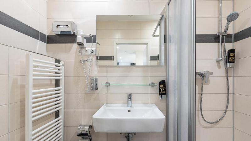 Standard Twin Room image 1