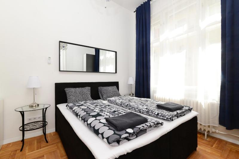 Akacfa 7 Two Bedroom Central Apartment - image 5