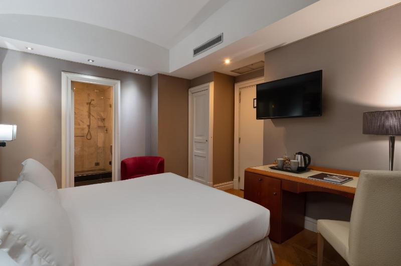 Economy Double Room - Basement image 3