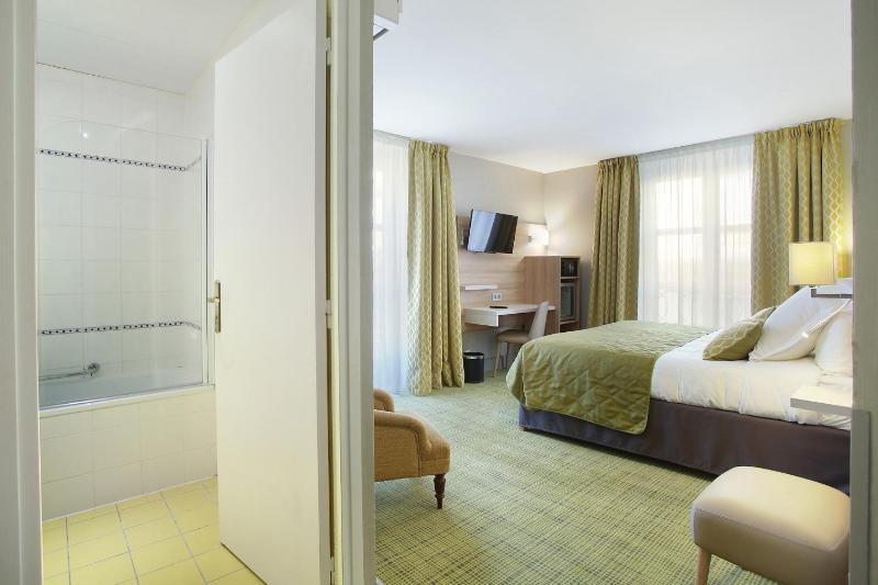 Superior Twin Room image 3