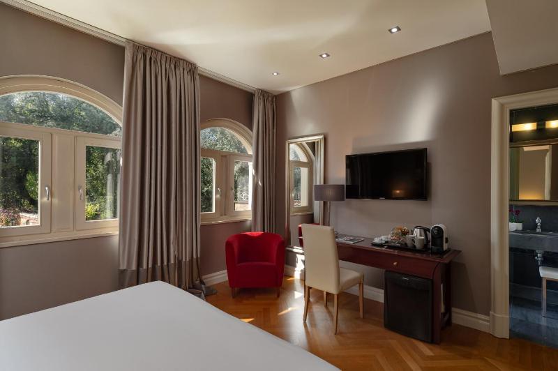 Superior Double Room image 3