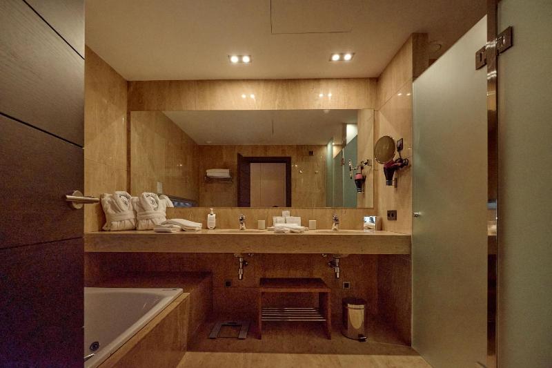 Park Suite (2 Adults + 1 Child) image 2