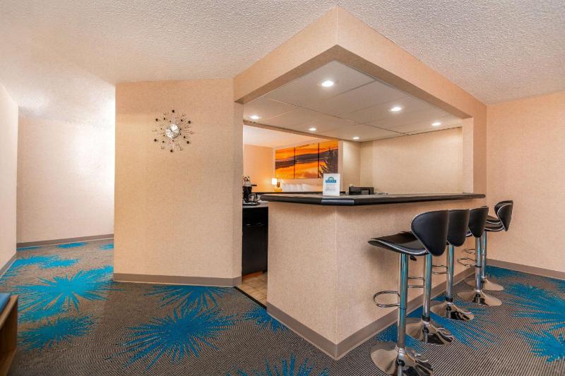 Deluxe King Studio Suite - Non-Smoking image 3