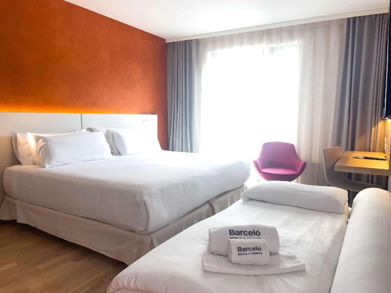 Deluxe Double Room with Extra Bed image 1